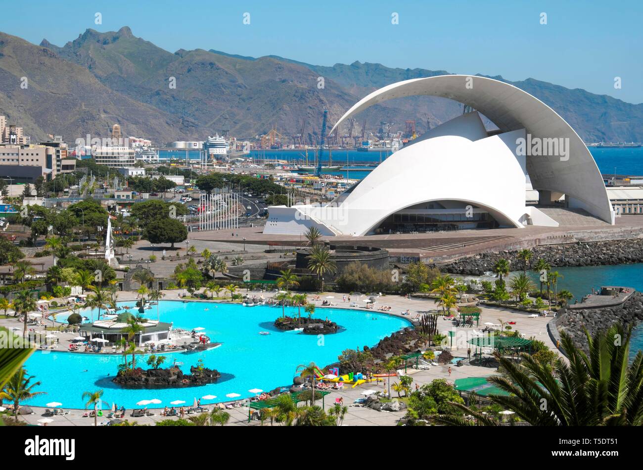 Sommaire des Parque Maritimo piscine extérieure au Cesar Manrique et l'Auditorio de Tenerife salle de concert, Santa Cruz de Tenerife, Tenerife, Îles Canaries Banque D'Images