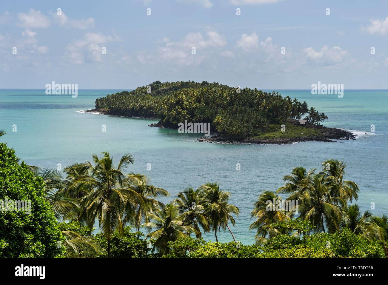 Vue depuis l'île Royale sur Devils island, Iles du Salut, Guyane Française Banque D'Images