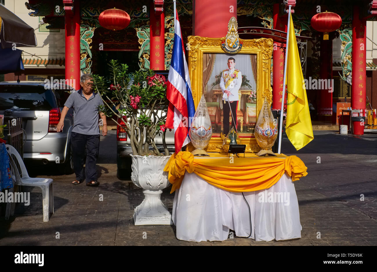 Portrait du Roi Maha Vajiralongkorn à Kuan Yin de culte, Chinatown, Bangkok, Thaïlande Banque D'Images