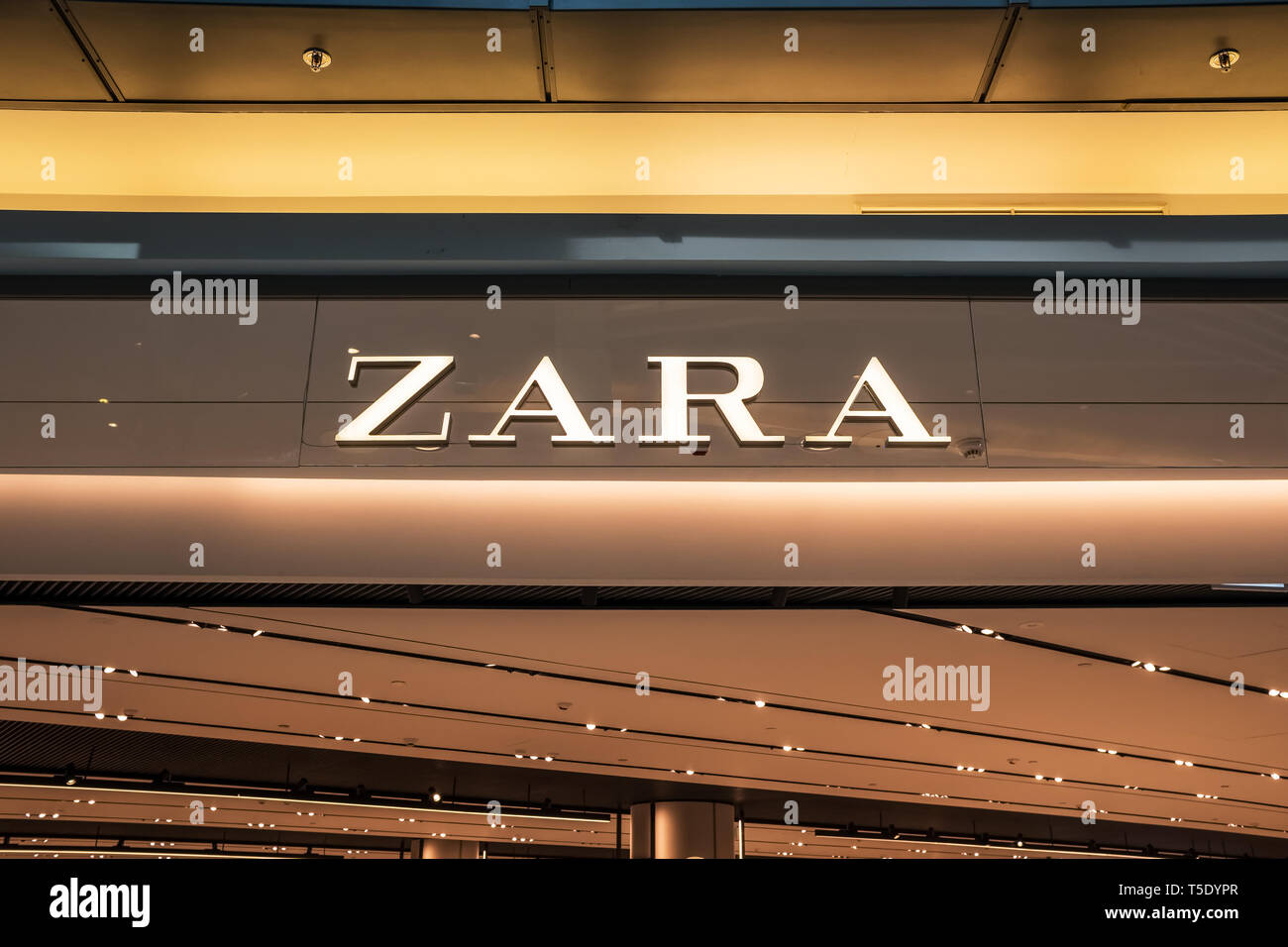 Le logo Zara à l'extérieur de la boutique Zara à Varsovie, Pologne Photo  Stock - Alamy