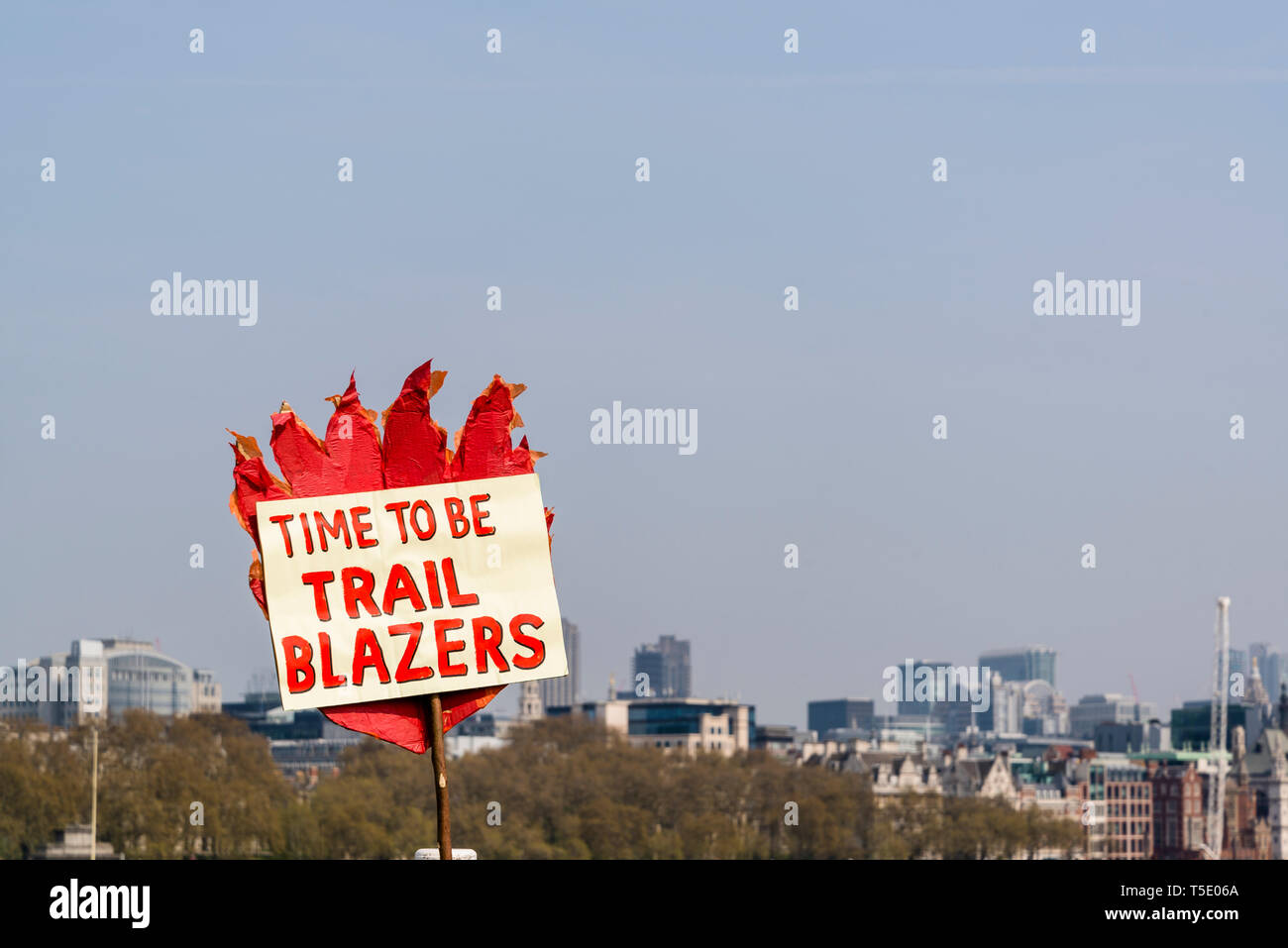 Rébellion Extinction protester sur Waterloo Bridge, temps d'être Trail Blazers placard, Londres, UK Banque D'Images