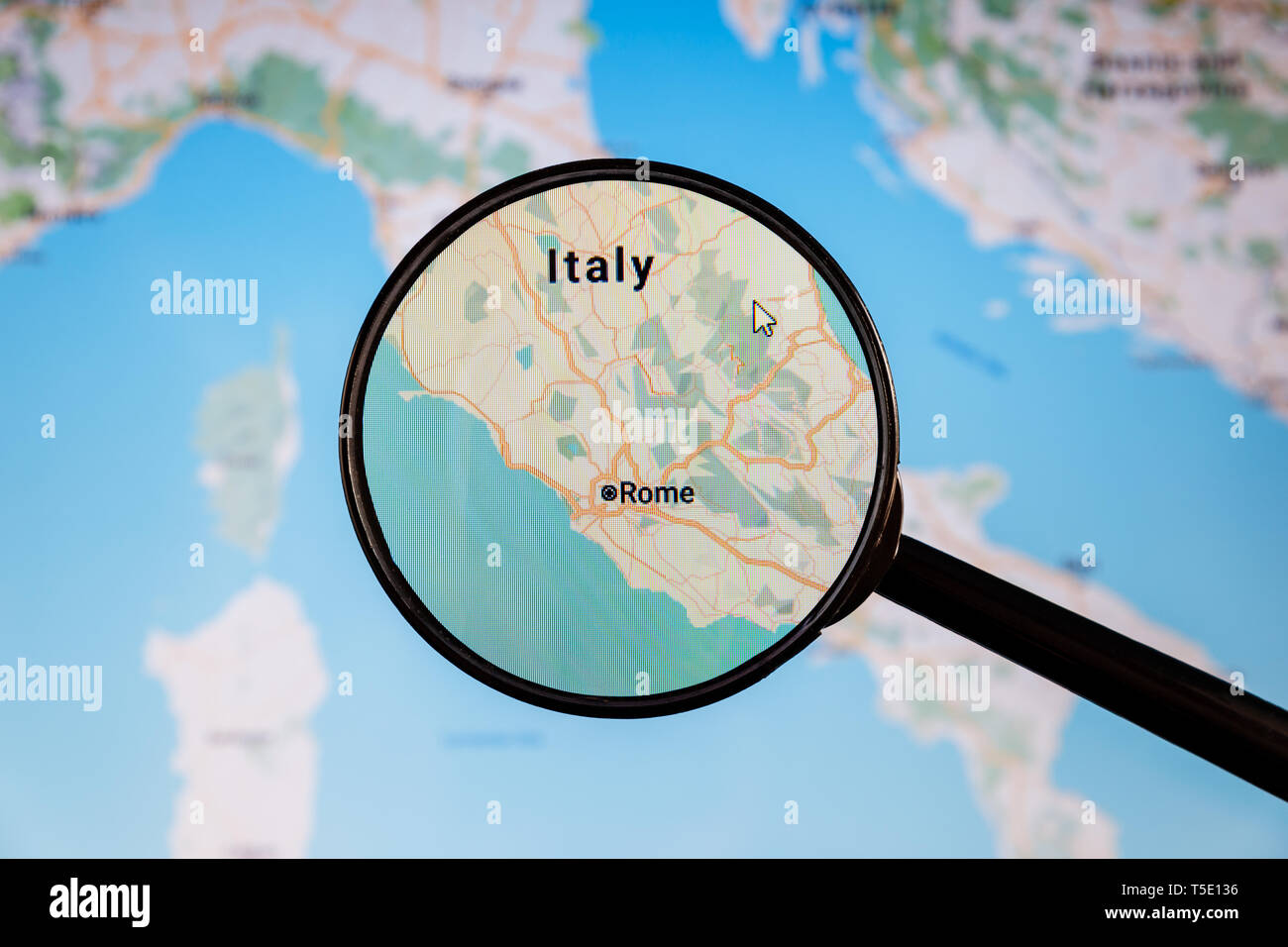 Rome, Italie. Une carte politique. Concept d'illustration de visualisation de la ville sur l'écran grâce à une loupe. Banque D'Images