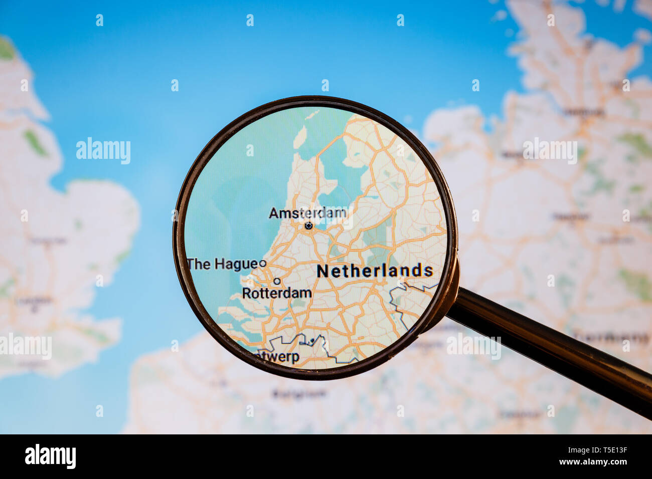 Amsterdam, Pays-Bas. Une carte politique. Concept d'illustration de visualisation de la ville sur l'écran grâce à une loupe. Banque D'Images