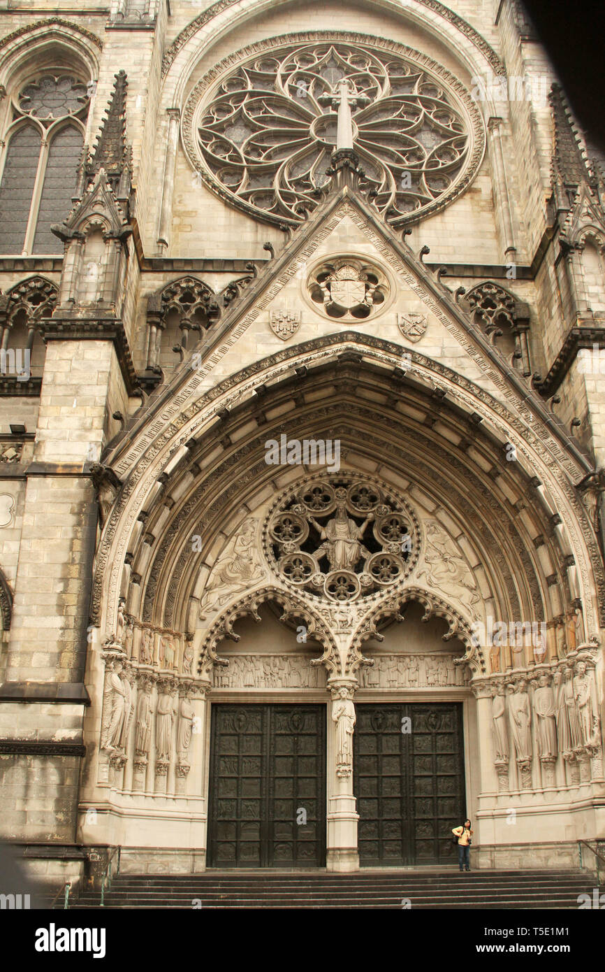 La Cathédrale de St John the Divine. Portail ouest de l'extérieur. Morningside Heights, Manhattan, New York, USA. Banque D'Images
