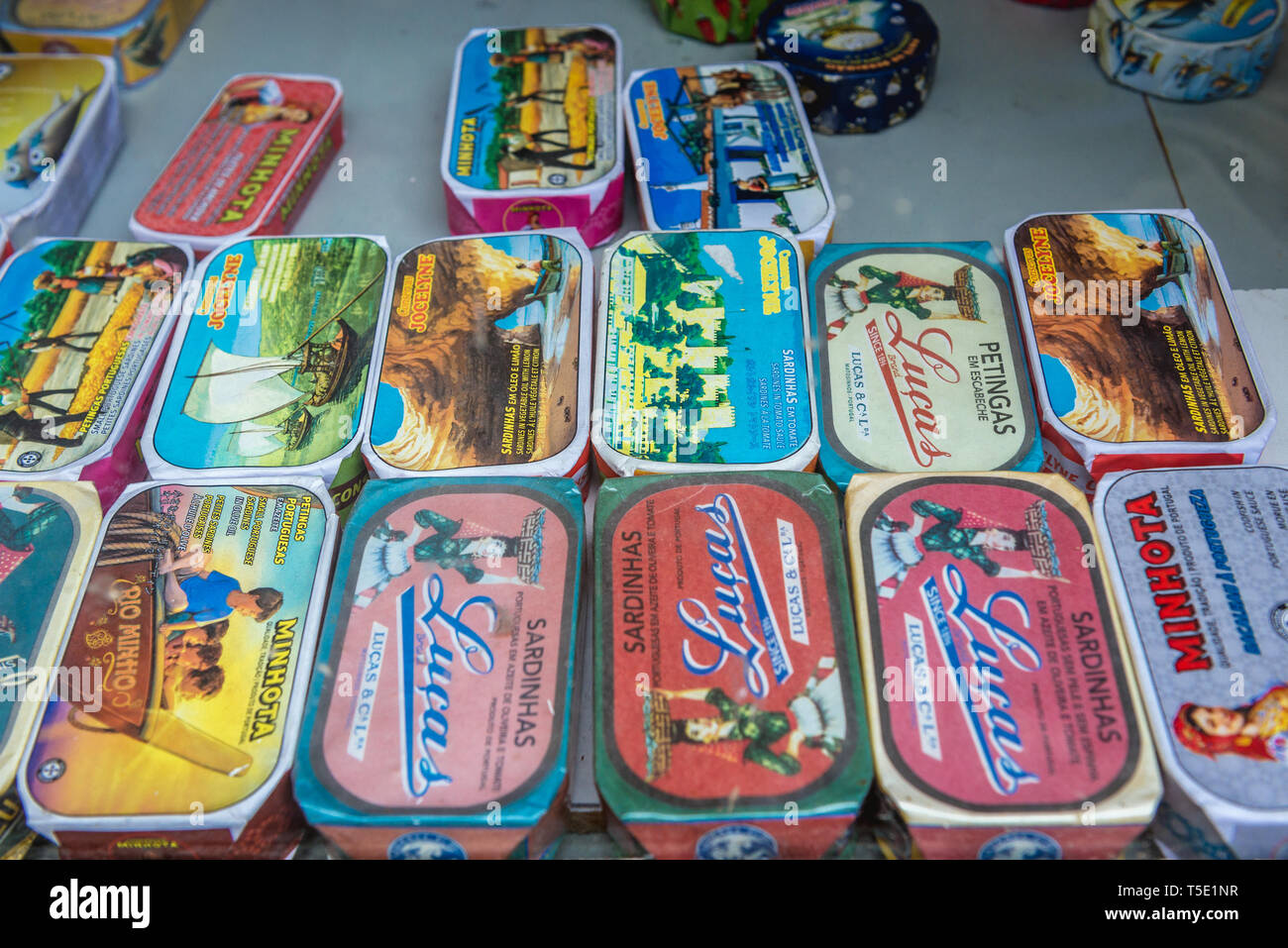 Boîtes de sardines en vente au quartier Alfama de Lisbonne, Portugal Banque D'Images
