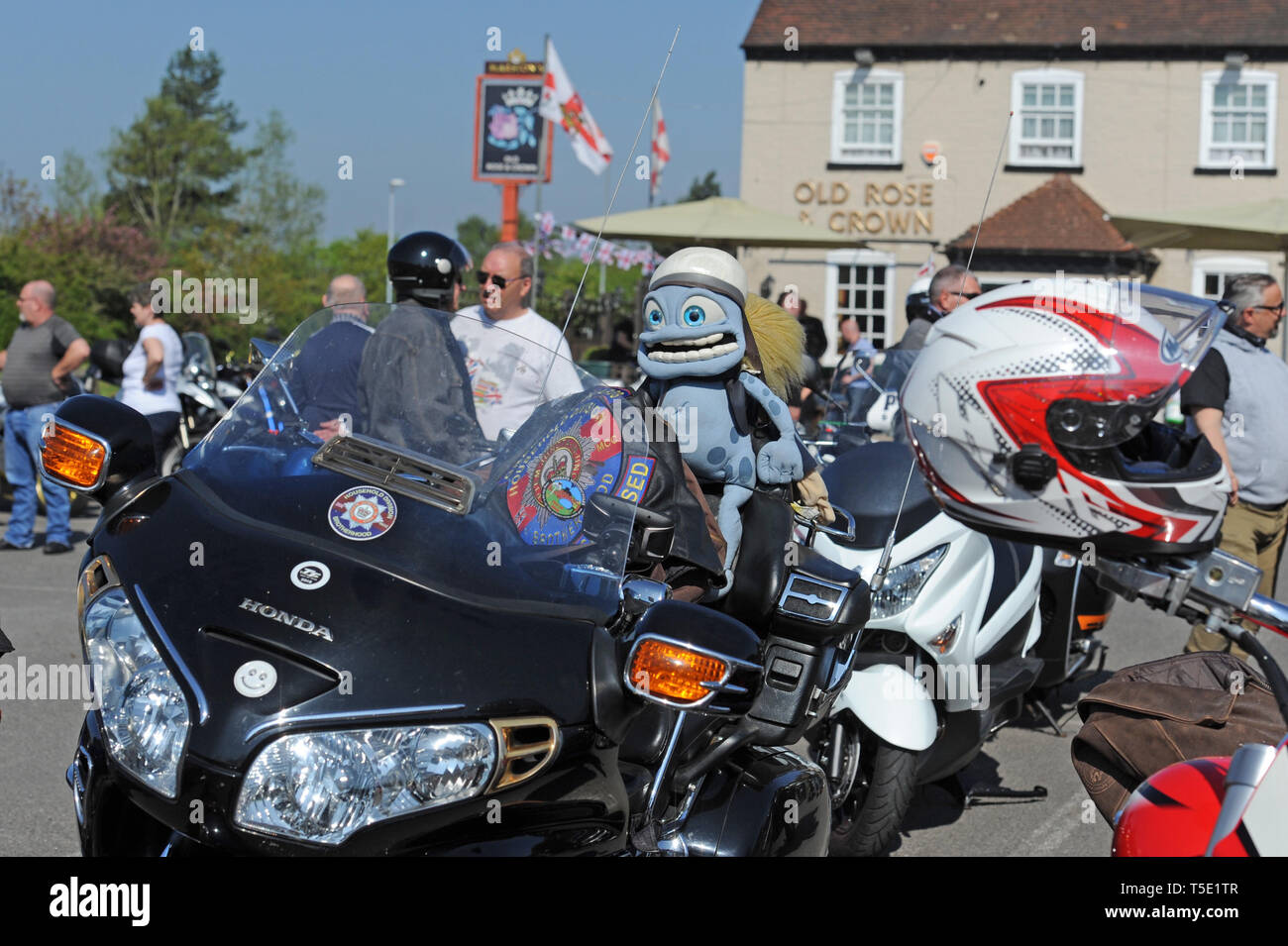 Des foules de motocycliste se rassemblent pour un organisme de bienfaisance de la Vieille moto Roase et couronne, Stourport-on-Severn, Worcestershire, Royaume-Uni. Le dimanche de Pâques ride est de réunir des fonds pour l'activité Leapgate villes, un centre pour les adultes ayant des troubles d'apprentissage. Banque D'Images