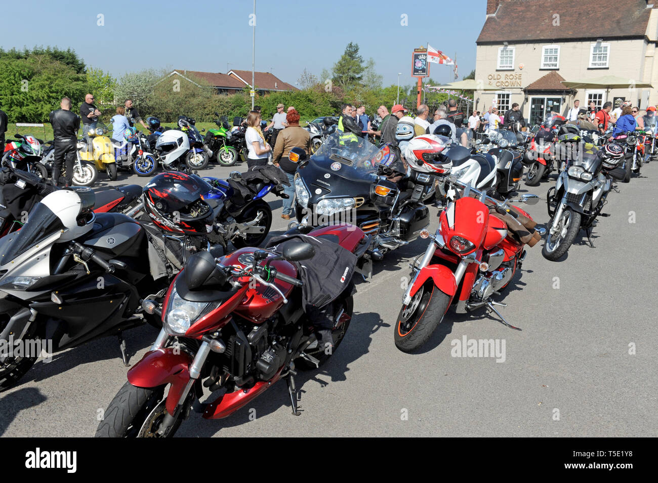 Des foules de motocycliste se rassemblent pour un organisme de bienfaisance de la Vieille moto Roase et couronne, Stourport-on-Severn, Worcestershire, Royaume-Uni. Le dimanche de Pâques ride est de réunir des fonds pour l'activité Leapgate villes, un centre pour les adultes ayant des troubles d'apprentissage. Banque D'Images