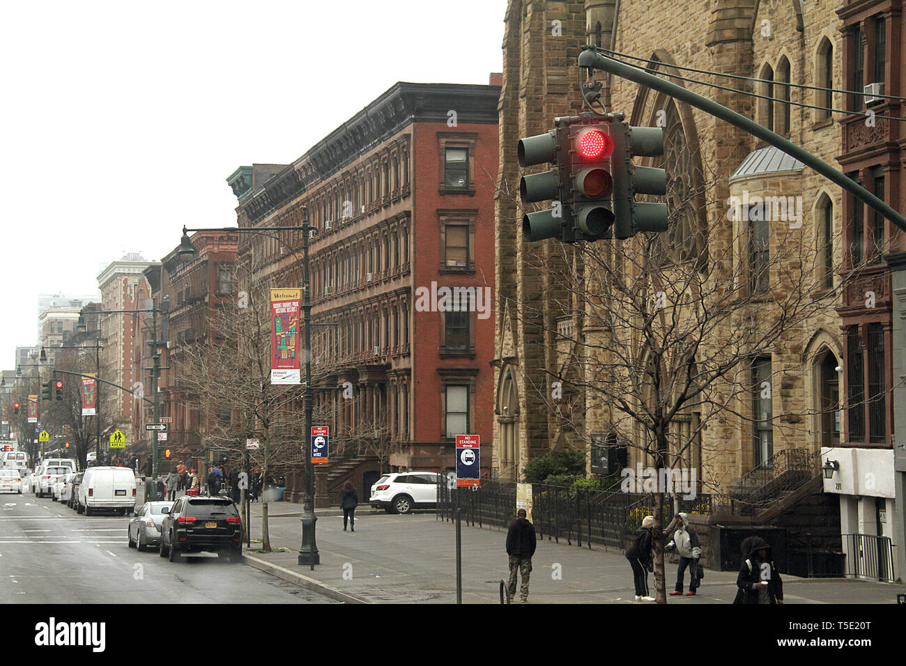 En descendant sur Malcolm X Blvd/ Lenox Avenue. à Harlem, New York, USA. New York Ephèse Eglise Adventiste du Septième jour vu du côté droit. Banque D'Images