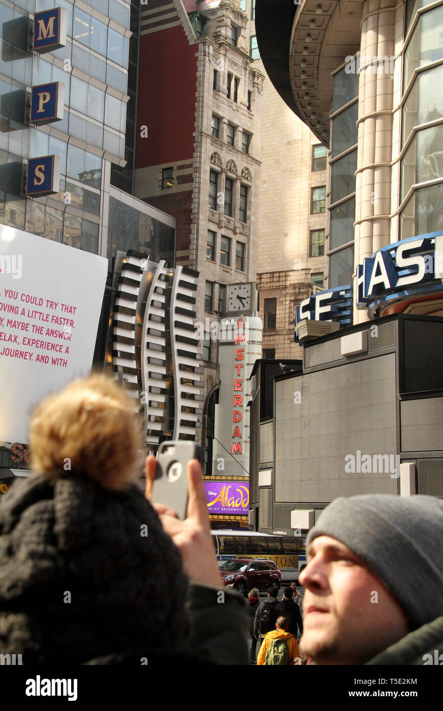 Les touristes de prendre des photos dans Times Square, Manhattan, New York City, USA. Banque D'Images