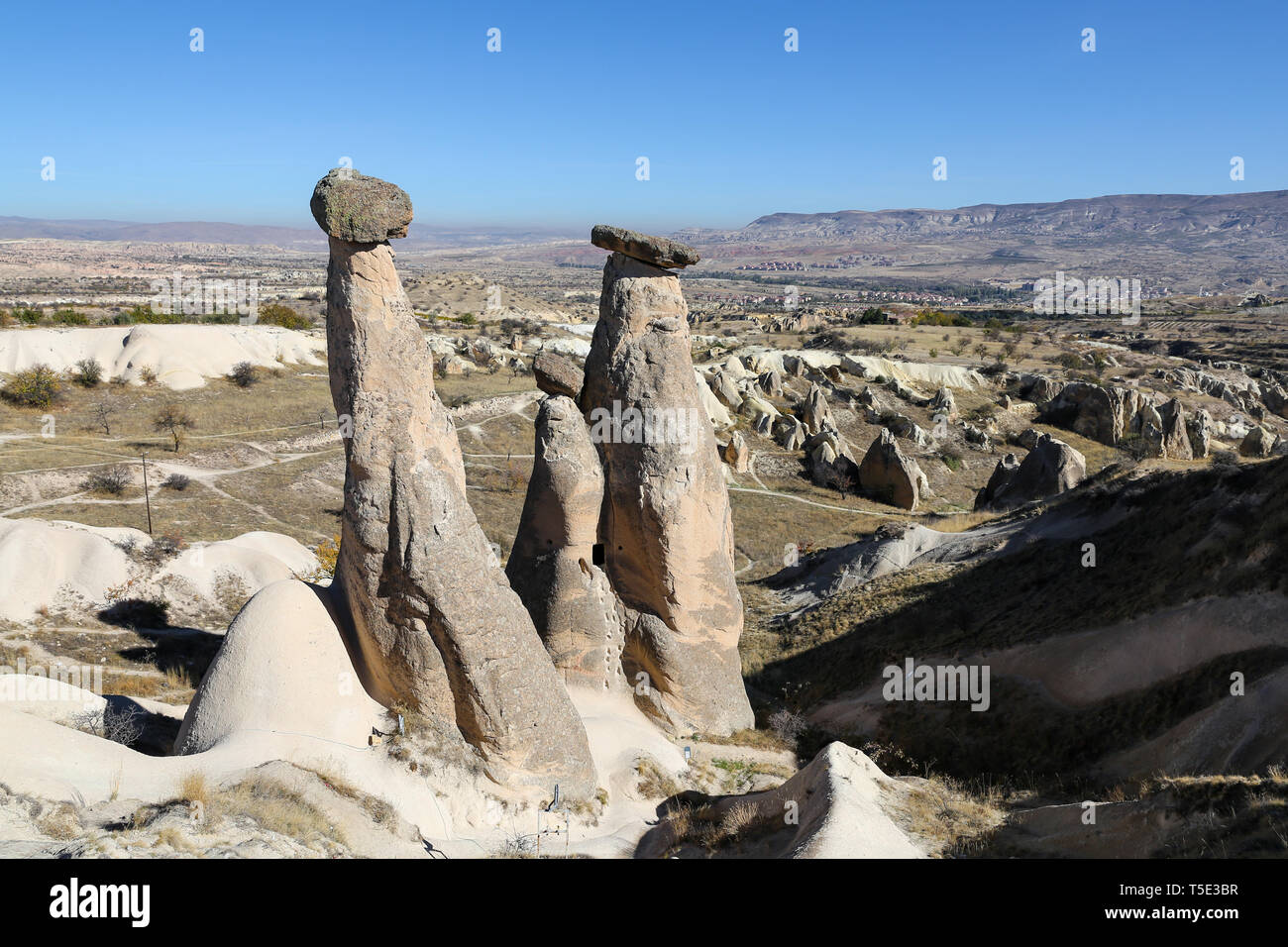 Trois belles cheminées de fées à Urgup Nevsehir Cappadoce, Ville, Ville, Turquie Banque D'Images