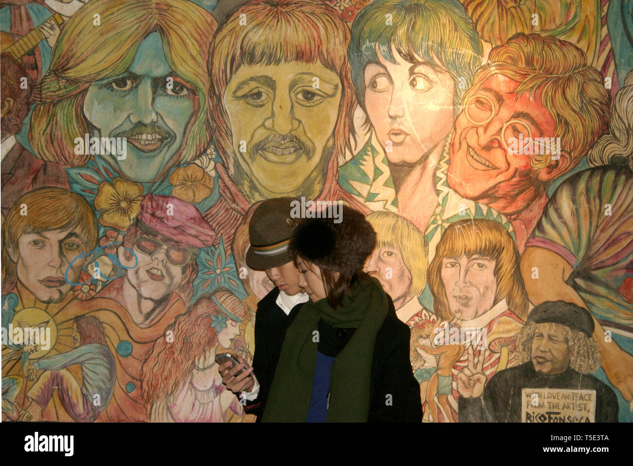 Jeune couple en face de musiciens célèbres' wall mural par Rico Fonseca à Greenwich Village, New York, USA Banque D'Images