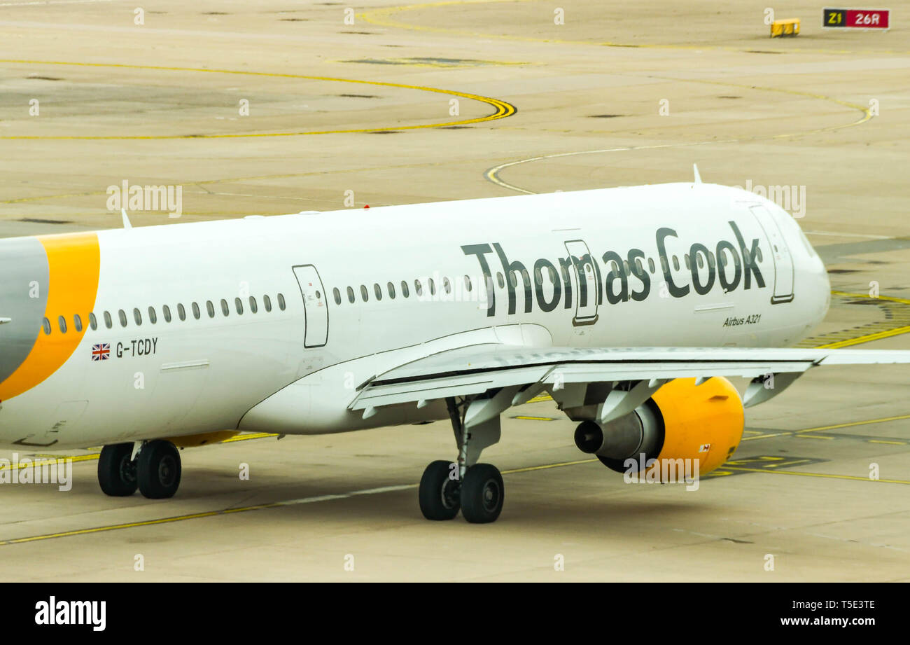 L'aéroport de London Gatwick, Angleterre - Avril 2019 : Maison de Vacances Thomas Cook jet sur le point de partir de l'aéroport de Gatwick Banque D'Images