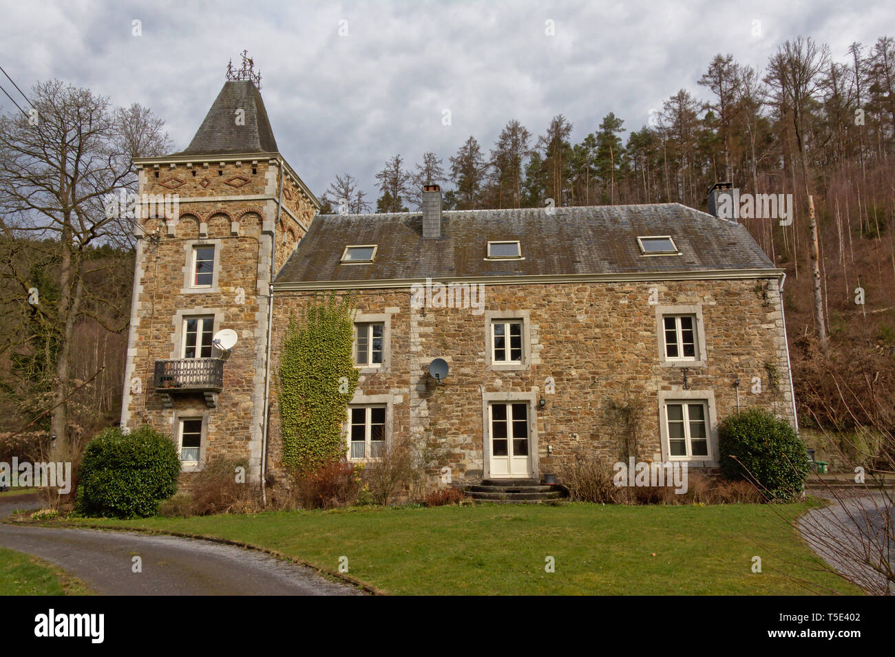 Hôtel particulier traditionnel en pierre naturelle dans une forêt d'Ardennes, Liège, Belgiums Banque D'Images