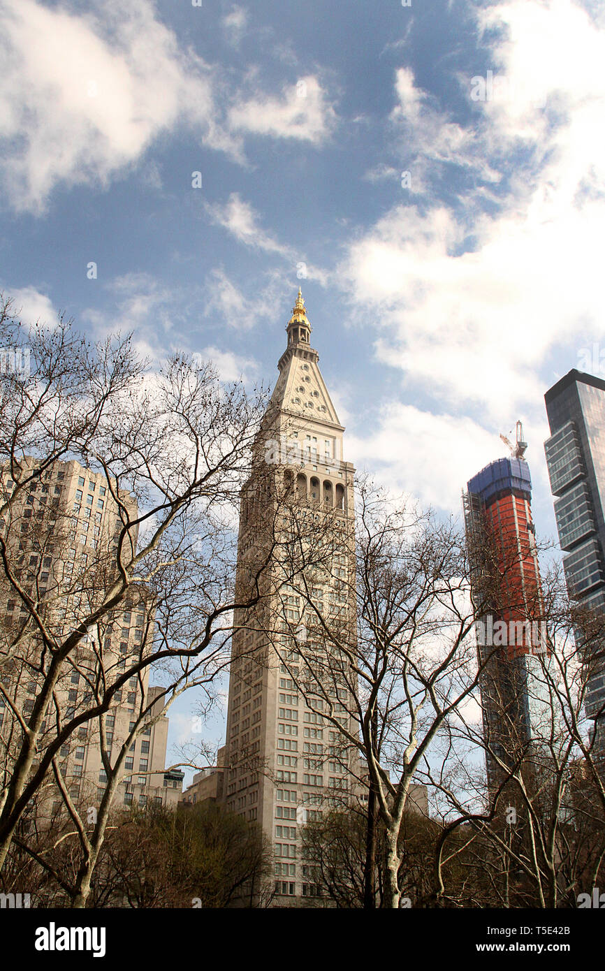 La nouvelle édition de New York Hotel (l'horloge) et les édifices sur Madison Ave. à Manhattan, New York, USA Banque D'Images