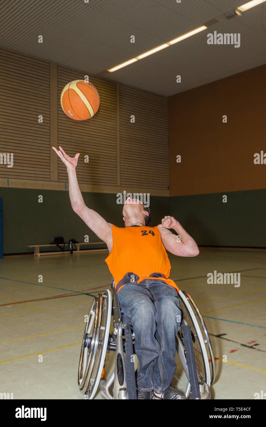 Garçon handicapé dans la formation de basket-ball. Banque D'Images