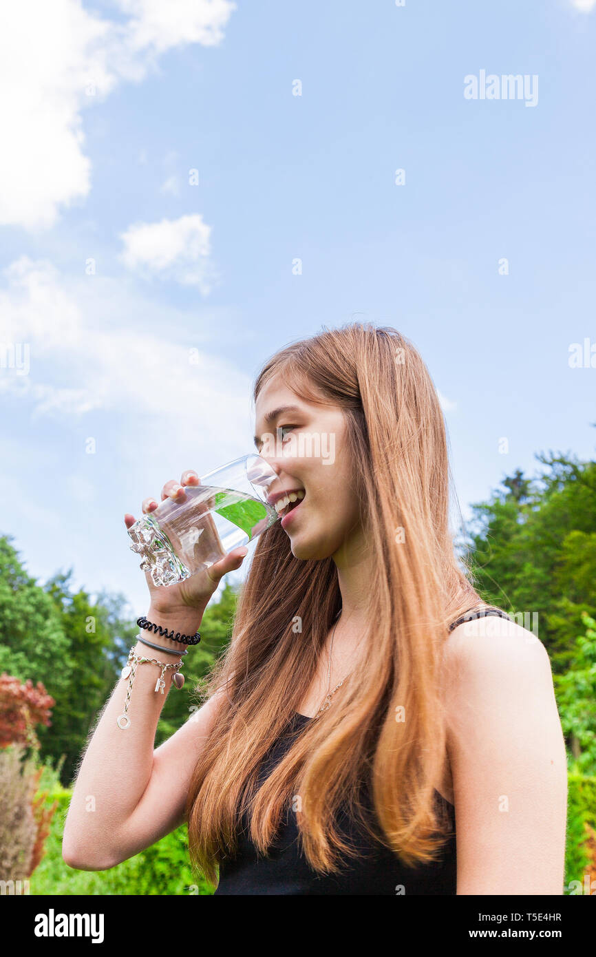 Adolescente de boire un verre d'eau Banque D'Images