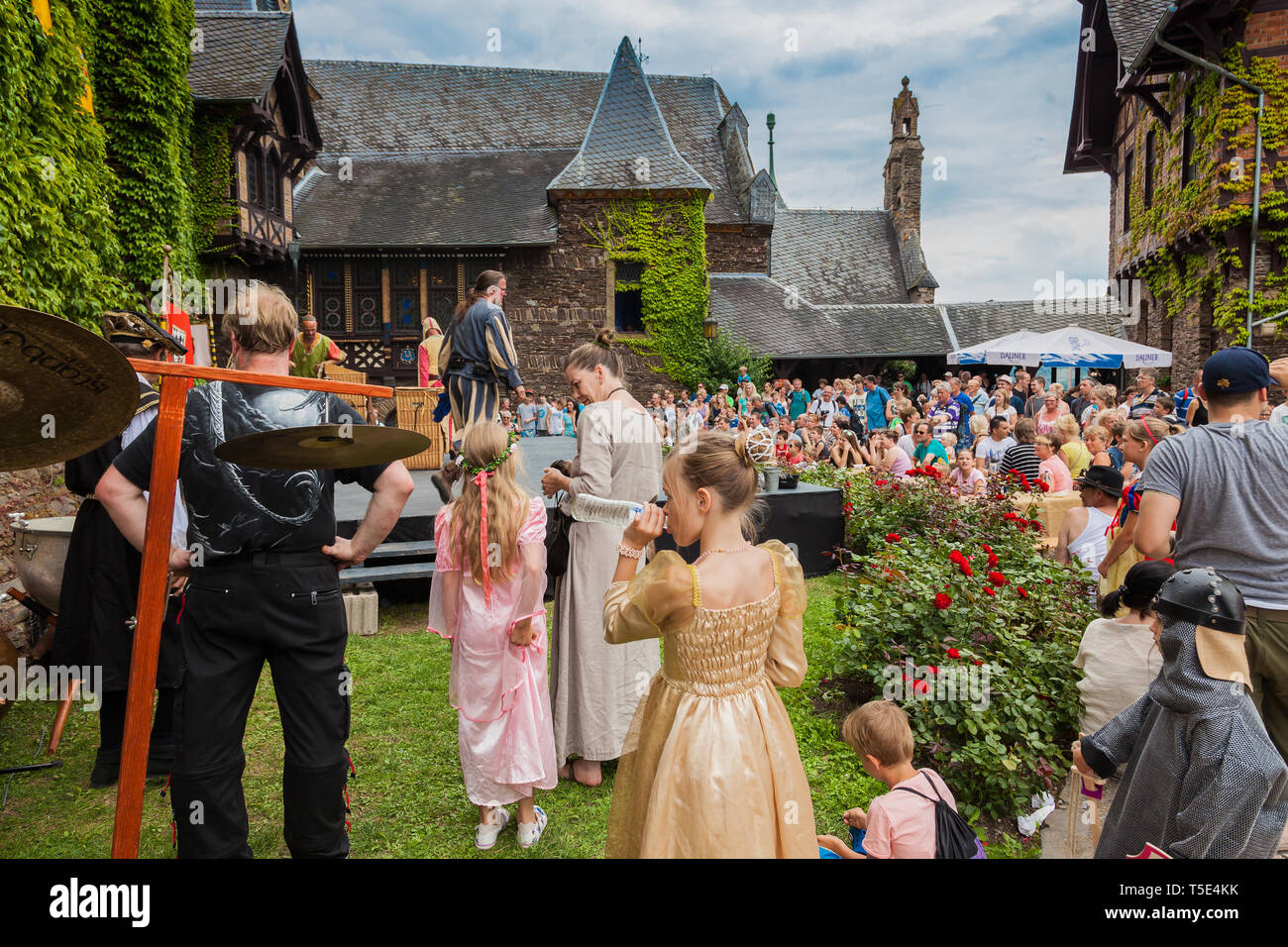 Cochem, Allemagne - 02 août 2014 : Festival du château au château de Cochem. Festival du château de Cochem est visité chaque année par de nombreuses personnes. Banque D'Images