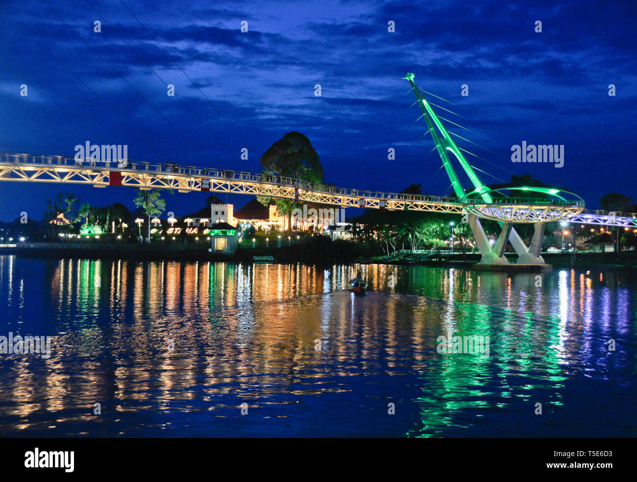 L'Astana (Palais du Gouverneur) et Hana Darul Bridge (Pont) s'est éclairée la nuit et se reflètent dans la rivière Sungai Sarawak (Sarawak), Kuchi Banque D'Images