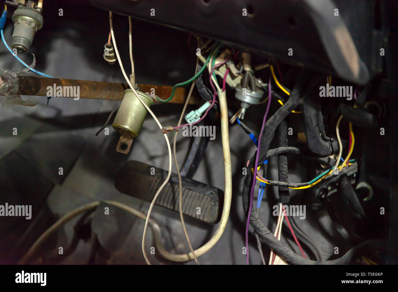 Câblage automobile sous la roue d'une vieille voiture rétro russe, une  planche de bord et les sièges démontés pour la réparation et le  raccordement des appareils électriques je Photo Stock - Alamy