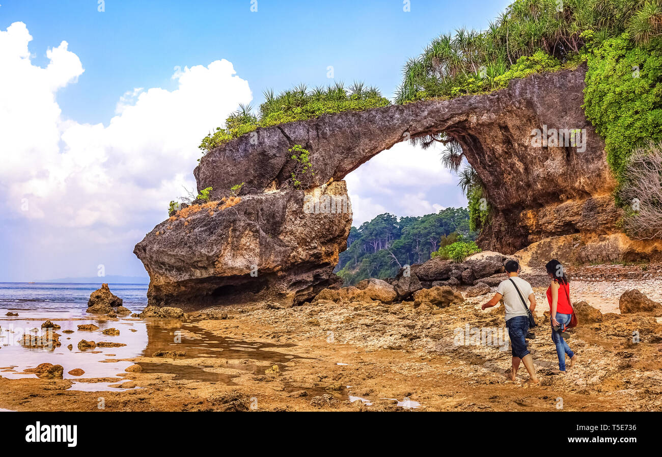 Neil island sea beach Inde Andaman avec formation de roche naturelle et vue de l'couple bénéficiant d'un moment de solitude Banque D'Images