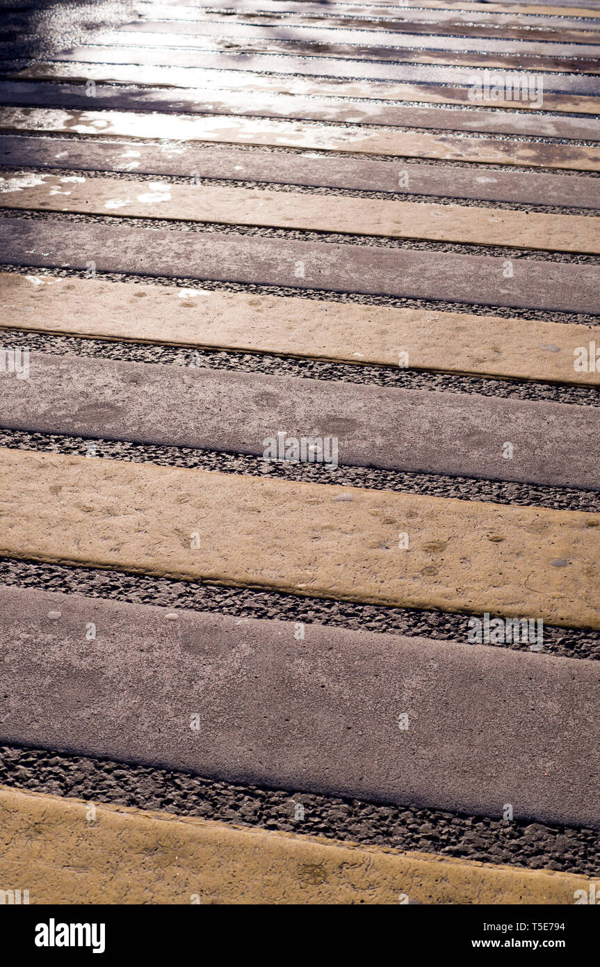Zebra zone piétonne signalisation au jour de pluie, l'arrière-plan urbain.. Banque D'Images