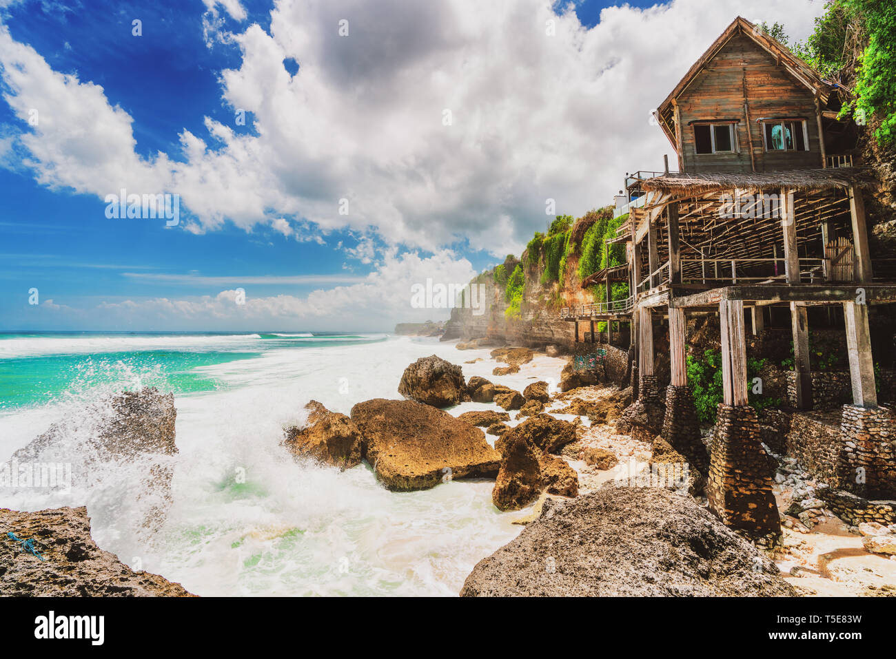 Tropical Beach Bali avec décor bungalow sur falaise de montagne nature paysage en arrière-plan Banque D'Images