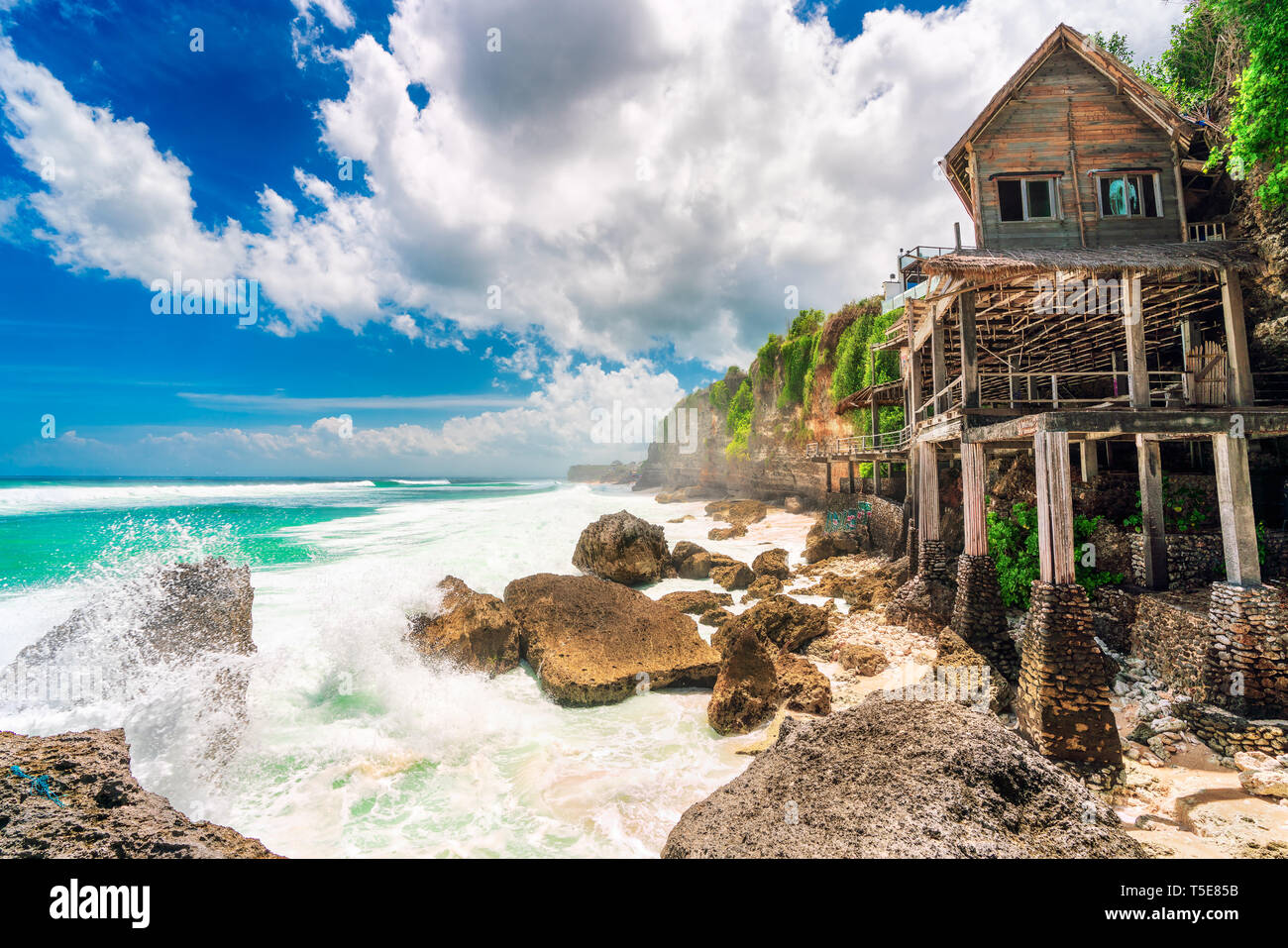 Plage de sable avec des montagnes Rocheuses et à l'eau claire de l'océan  Indien à jour ensoleillé. Bali, Indonésie Photo Stock - Alamy