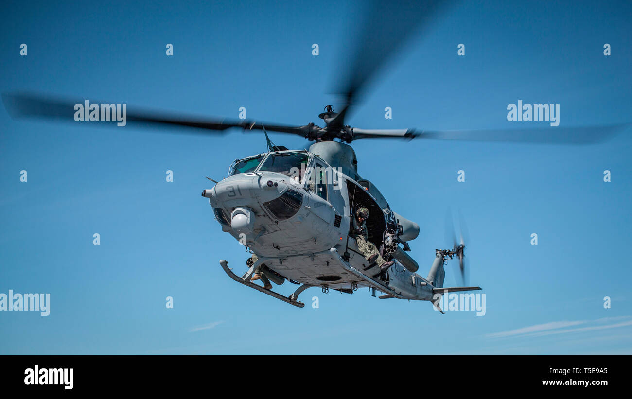 190322-M-QS181-0011 de l'OCÉAN PACIFIQUE (Mars 22, 2019) Les Marines américains avec Marine à rotors basculants Support Squadron (VMM) 163 (renforcée), 11e Marine Expeditionary Unit (MEU), se préparer à atterrir un UH-1Y venin. Les Marines et les marins du 11e MEU mènent des opérations de routine dans le cadre du groupe amphibie Boxer dans l'océan Pacifique. (U.S. Marine Corps photo par Lance Cpl. Jason Monty) Banque D'Images