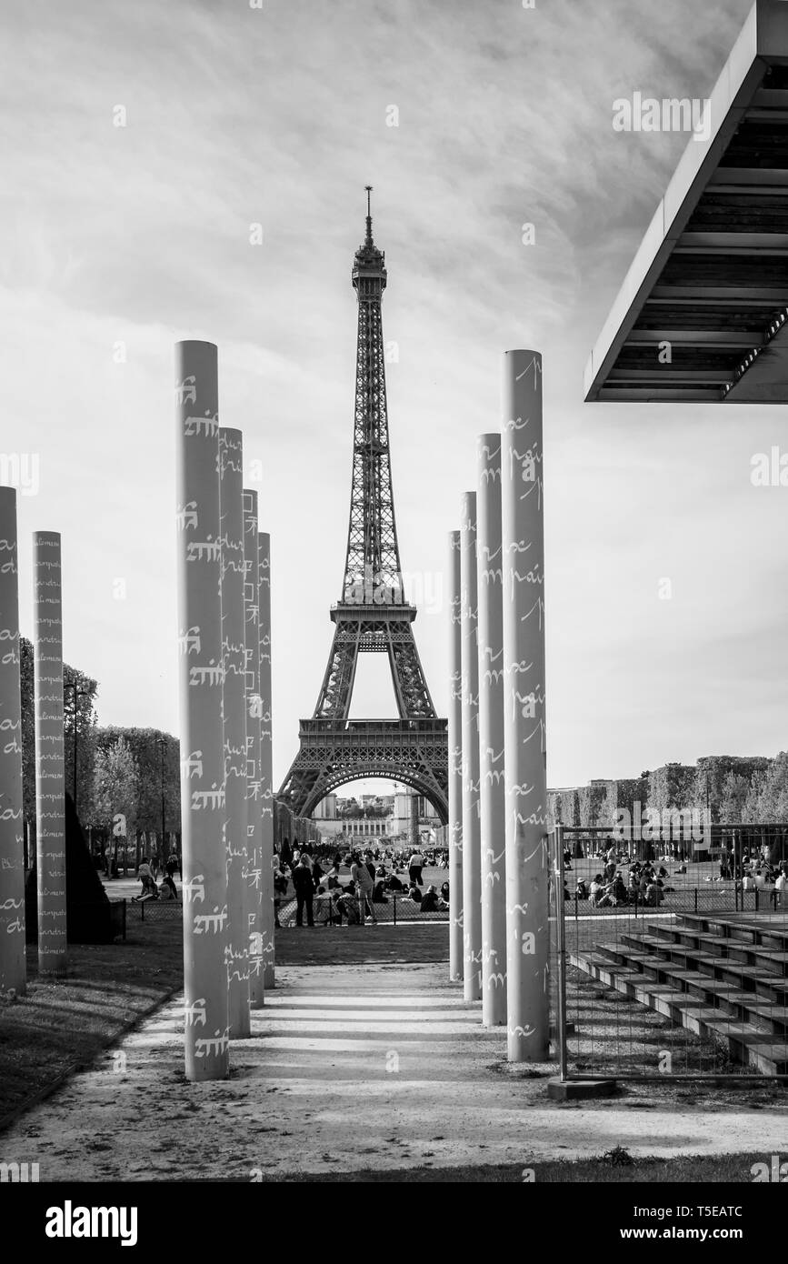 La Tour Eiffel vue du Champs de Mars Banque D'Images