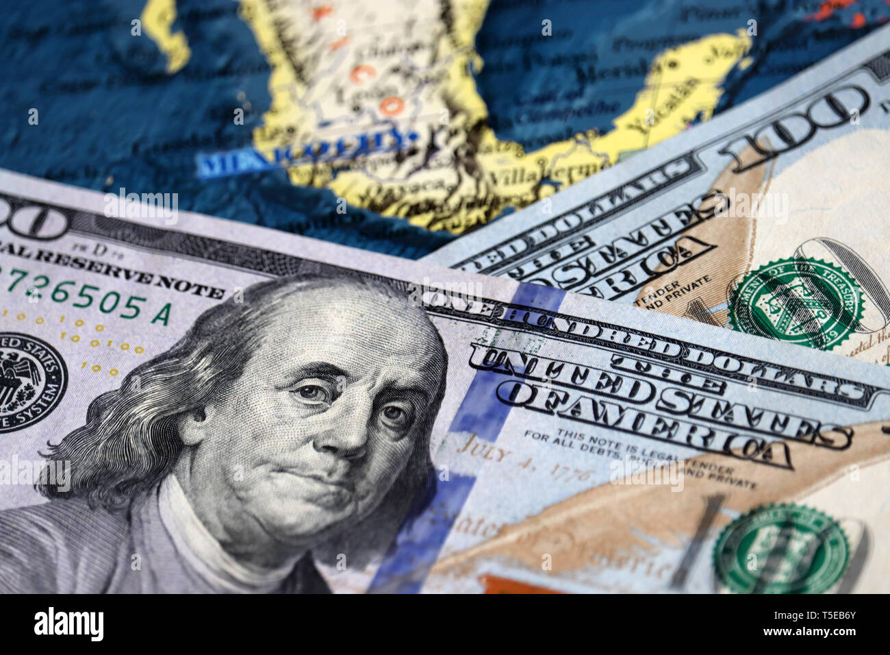 US dollars sur la carte du Mexique. L'économie mexicaine, américaine d'investissements et de commerce concept Banque D'Images