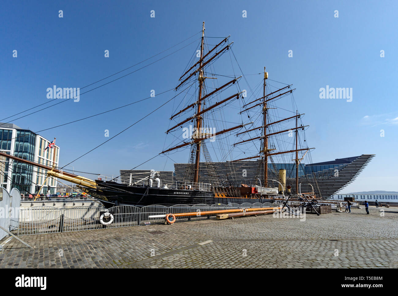 V&A Museum Design Scotlands Dundee sur Riverside Esplanade Dundee Ecosse UK avec le navire RRS Discovery dans l'avant-plan Banque D'Images