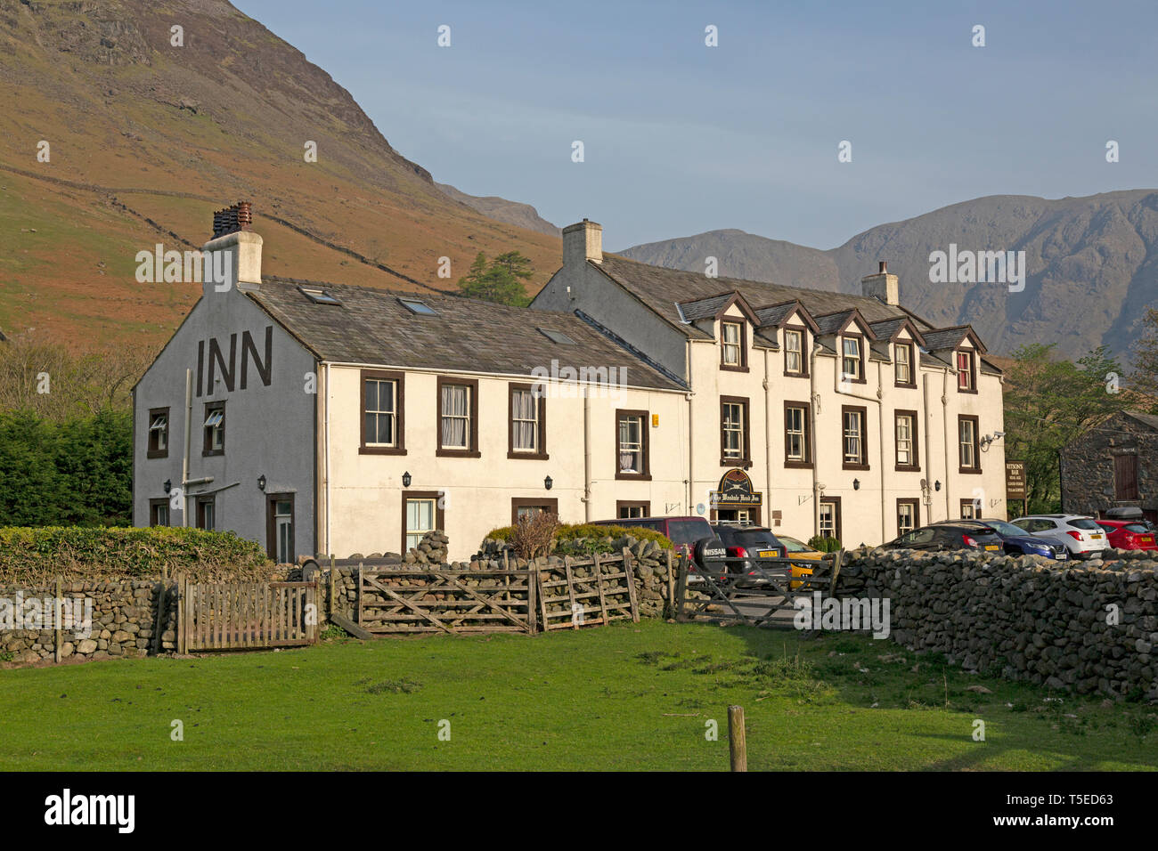 L'Wasdale Head Inn, près de la tête du nord-est de l'eau as été dans le Parc National de Lake District en Cumbrie, Angleterre. Banque D'Images