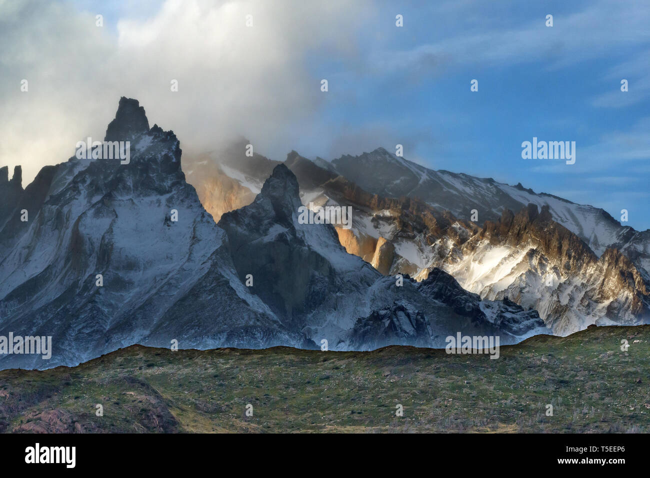 Le massif du Paine vu du lac Grey, NP Torres del Paine, Chili Banque D'Images