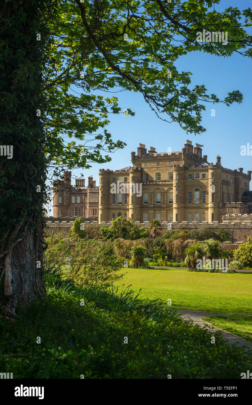 Château et Jardins écossais sur un beau jour en été Banque D'Images