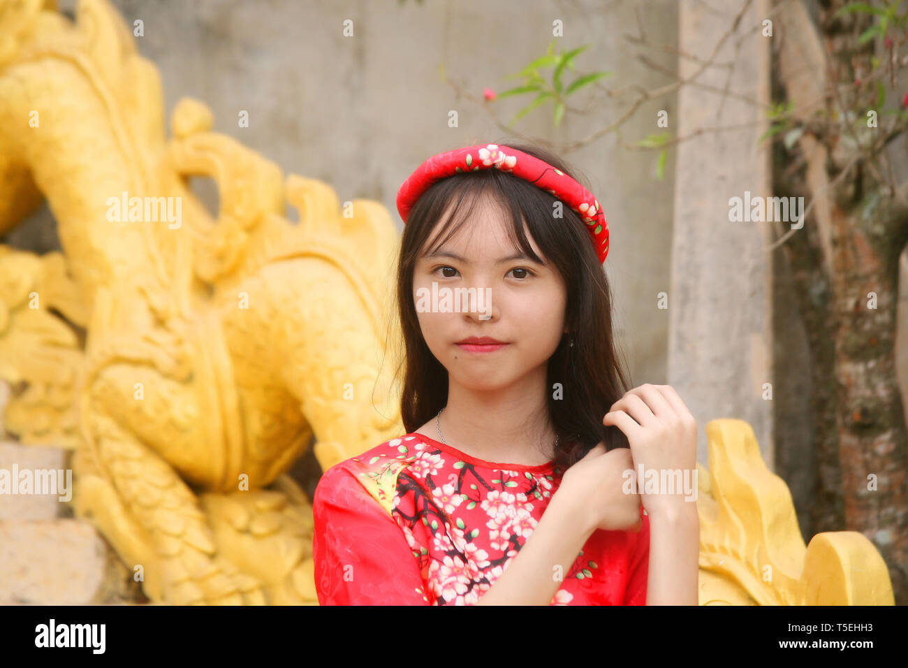 Photo de jeune fille caressant ses cheveux Banque D'Images