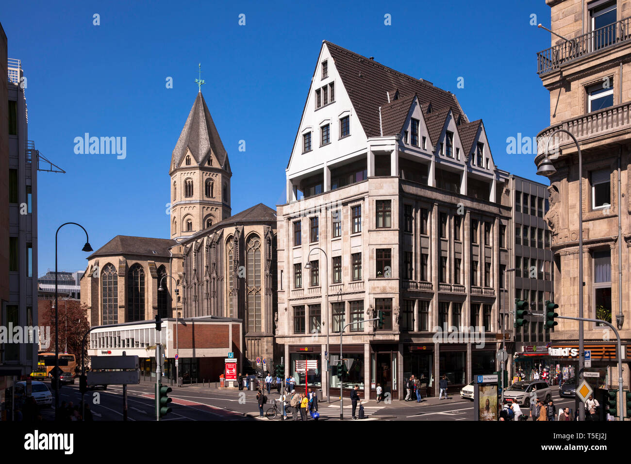 L'église romane Saint Andreas dans la ville, l'édifice situé à l'angle de la rue et Komoedien Marzellen street, Cologne, Allemagne. die romanische Kirche Banque D'Images