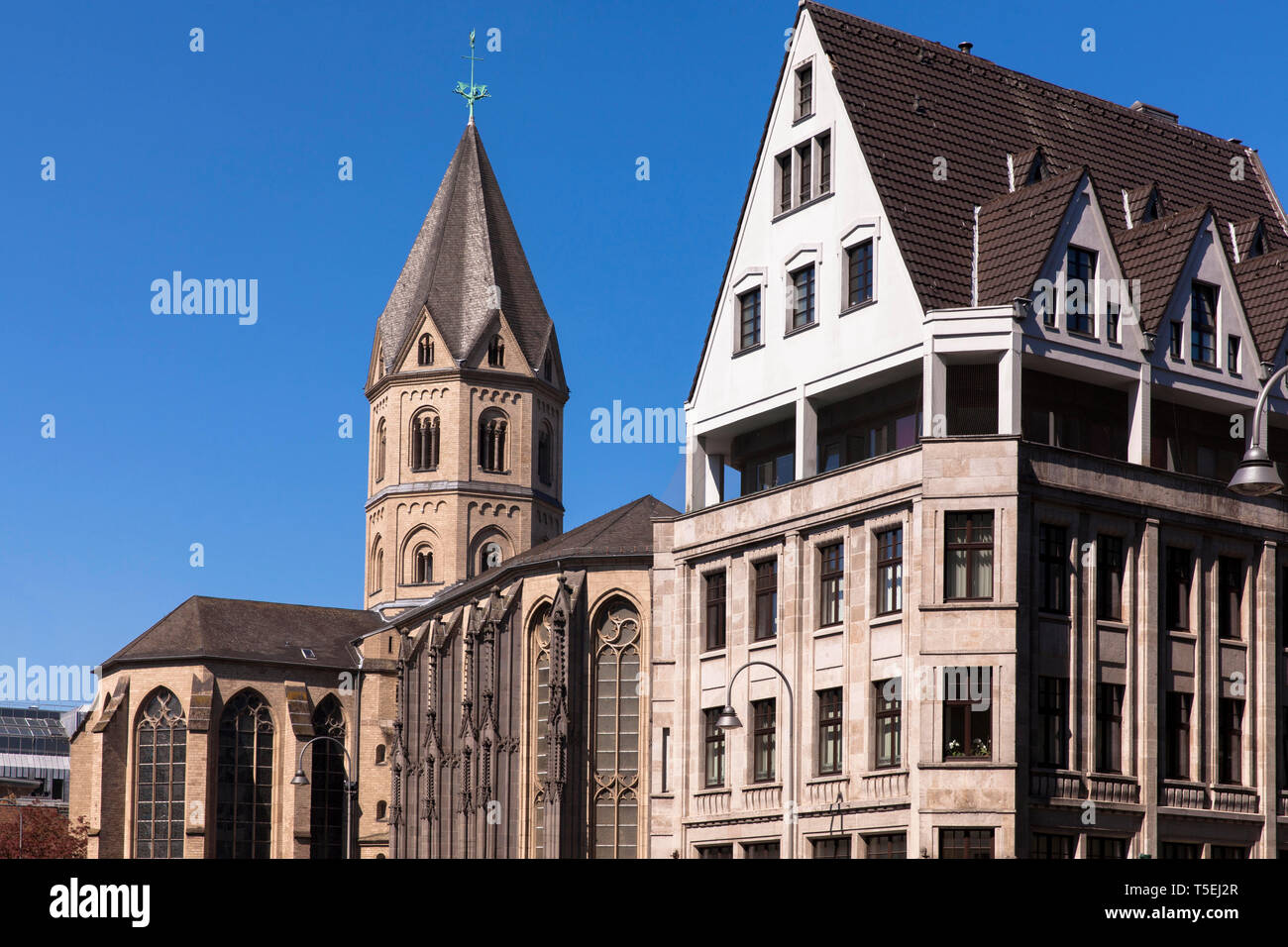 L'église romane Saint Andreas dans la ville, l'édifice situé à l'angle de la rue et Komoedien Marzellen street, Cologne, Allemagne. die romanische Kirche Banque D'Images