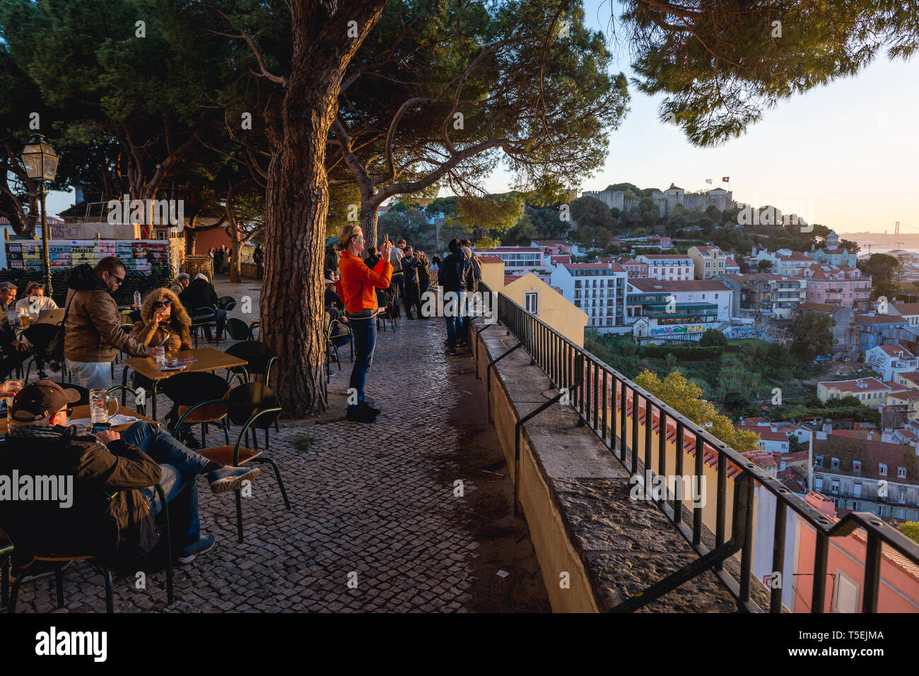 Les gens à Miradouro Sophia de Mello Breyner Andresen également connu sous le nom de Miradouro da Graça point d'observation à Lisbonne, Portugal Banque D'Images