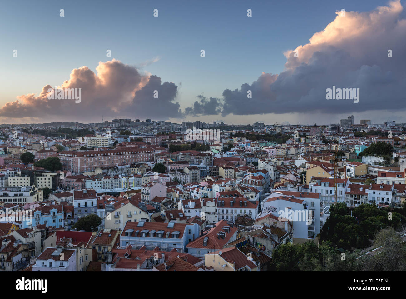 Ciel du soir au-dessus de Lisbonne, Portugal, vue de Miradouro da Graca. Voir avec l'hôpital de Sao Jose Banque D'Images