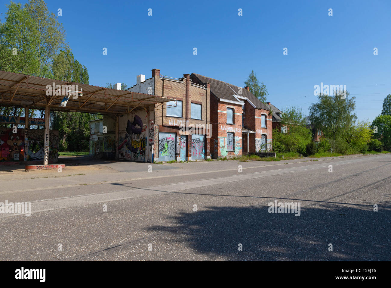 Doel, Belgique - 21 Avril 2019 : près de village abandonné, street art sur un vandalisé, ancien poste d'essence Banque D'Images