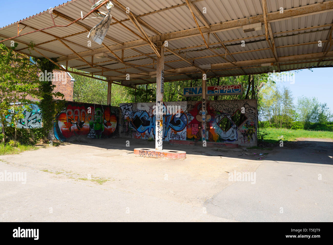 Doel, Belgique - 21 Avril 2019 : près de village abandonné, street art sur un vandalisé, ancien poste d'essence Banque D'Images