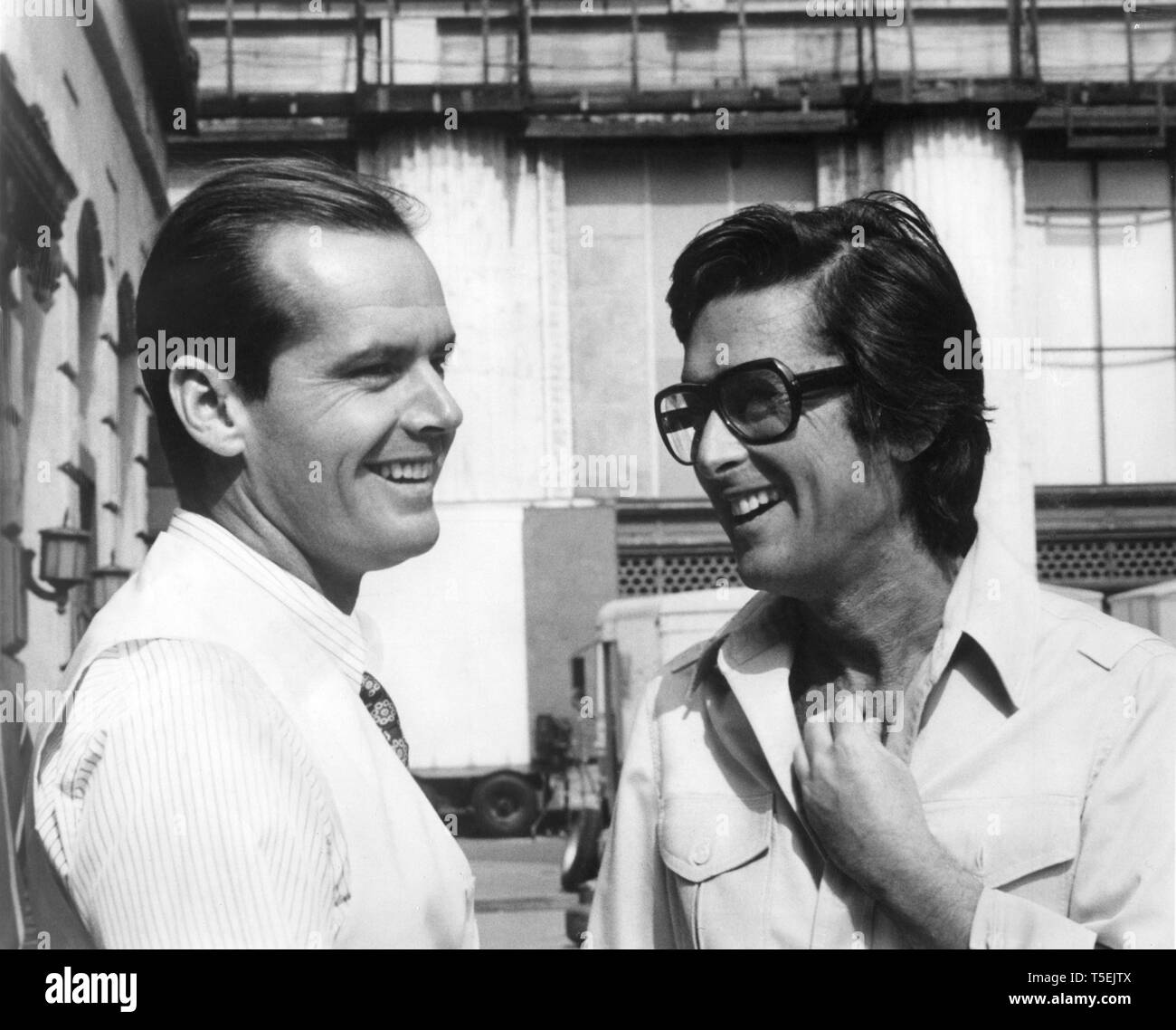 Jack Nicholson et le producteur Robert Evans 1974 CHINATOWN de Roman Polanski directeur écrivain Robert Towne sur le plateau de tournage candide Robert Evans Company / Long Road Productions / Penthouse Video / Paramount Pictures Banque D'Images