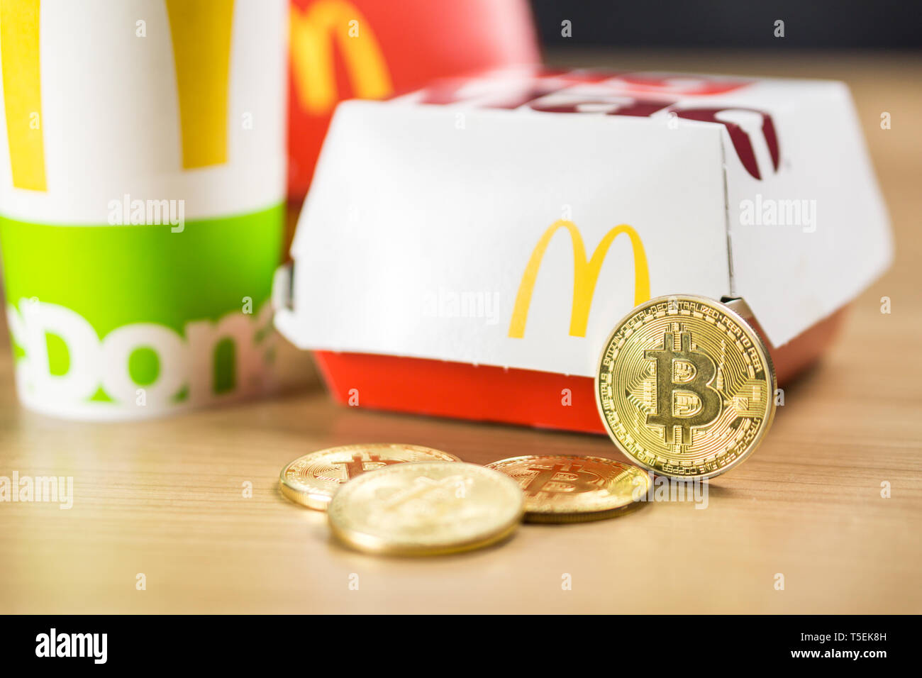 Ljubljana, Slovénie - 27 décembre 2018 : Big Mac Box avec McDonald's logo sur tableau de McDonald's Restaurant avec pièces à côté Bitcoin Banque D'Images