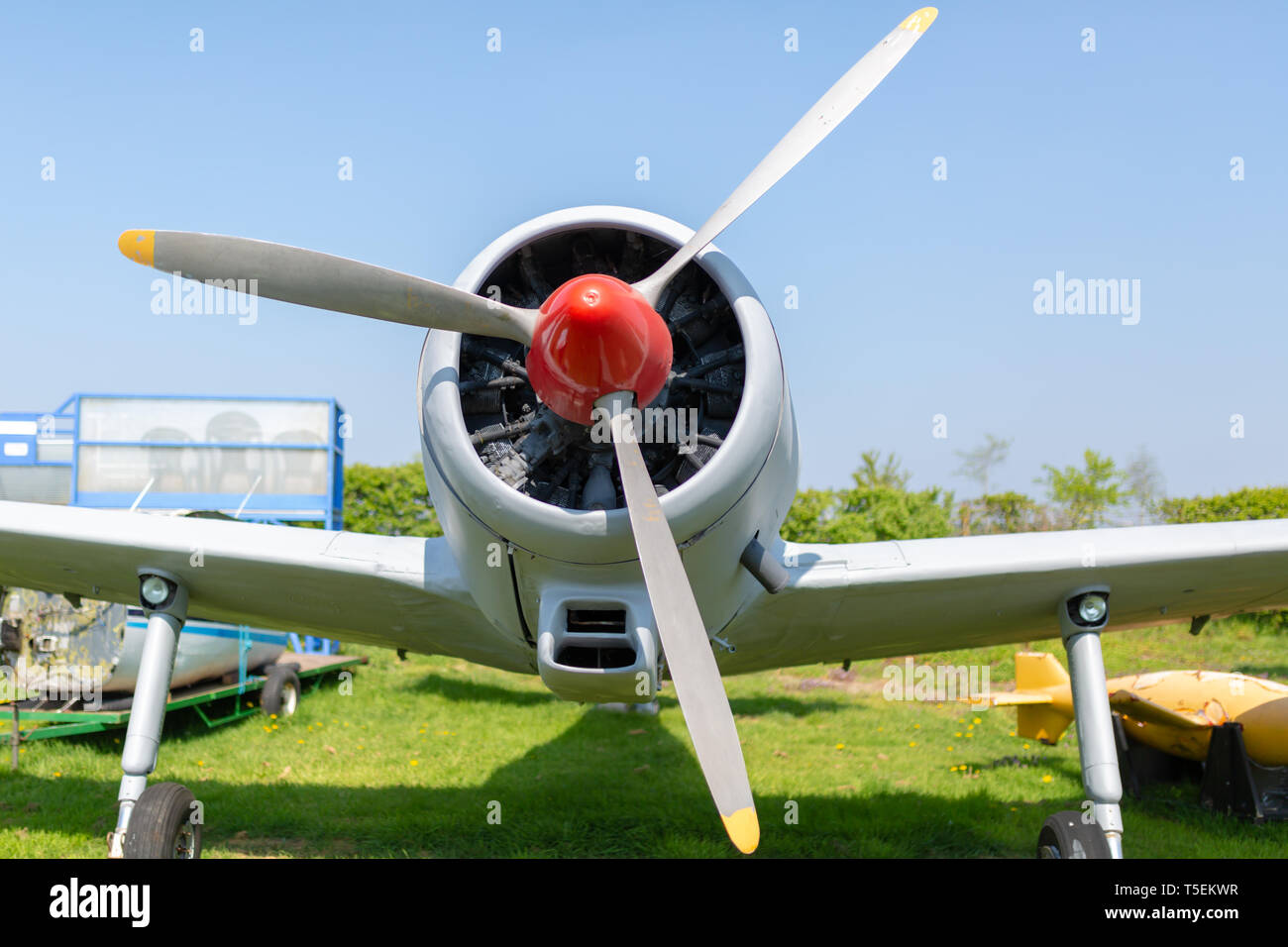 Portrait photographie couleur de l'avant d'une formation classique prop avion (P56) en stationnement sur l'herbe dans le Dorset. Banque D'Images