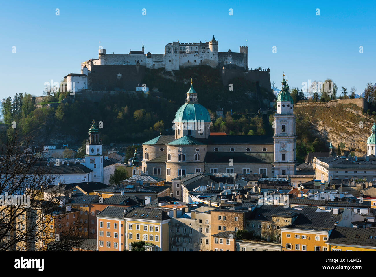 La vieille ville de Salzbourg, vue sur les toits de la vieille ville en direction de la cathédrale de la ville (Dom) et le château au sommet d'une colline (Festung Hohensalzburg), Autriche Banque D'Images