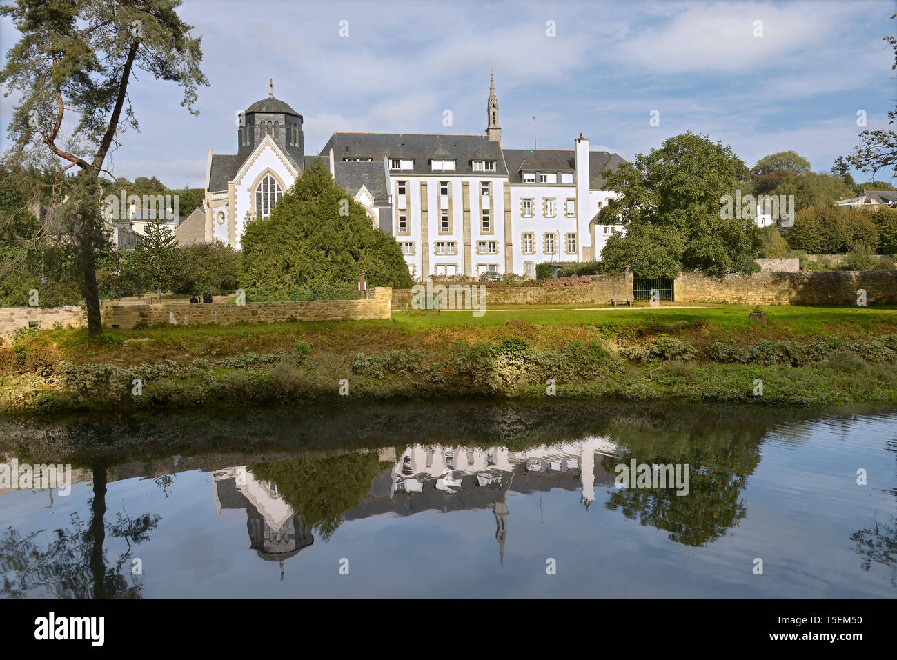 L'Abbaye blanche blanche en français) et la chapelle Saint Joseph sur les rives de la rivière Laita à Quimperlé, une commune française, située dans le département Banque D'Images