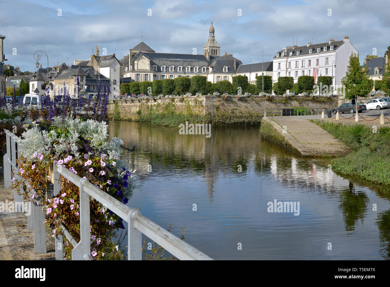 River Laila et Abbaye de Sainte Croix à Quimperlé, une commune française, située dans le département de nord-ouest de la France. Banque D'Images