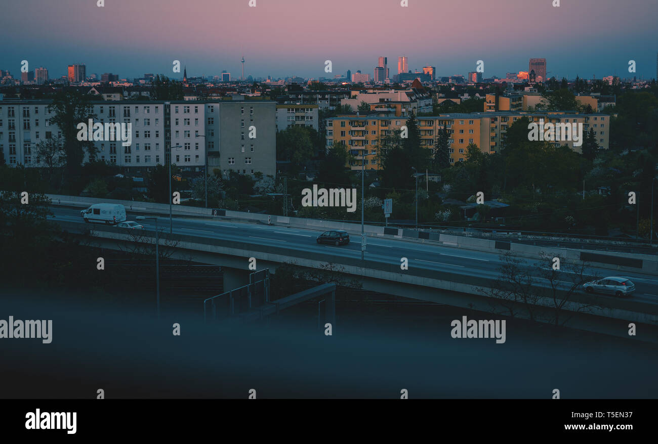 La ville de Berlin au coucher du soleil dans un autre look, une architecture nature tactile Banque D'Images