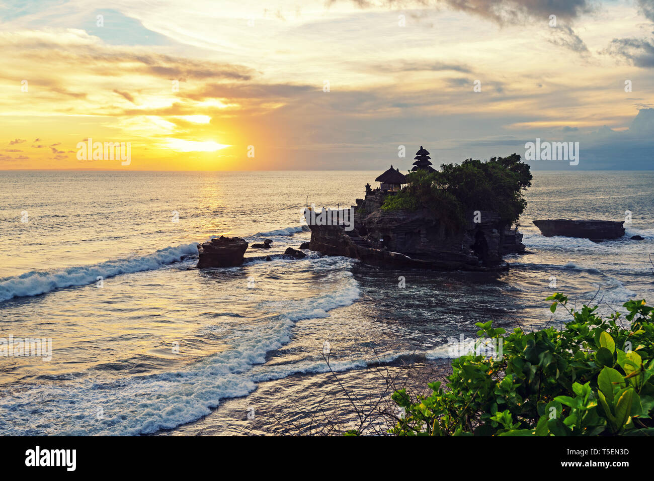 Tanah Lot Coucher du soleil dans l'île de Bali en Indonésie Banque D'Images
