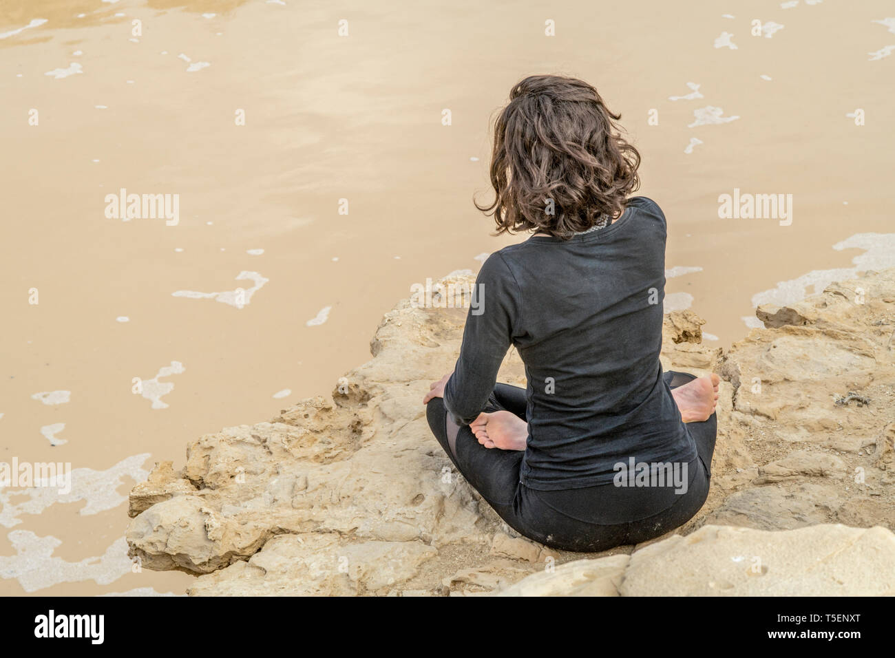 Israël, désert du Néguev, la femme jouit de la puissance naturelle d'une crue éclair Banque D'Images